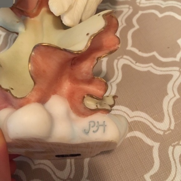 Beautiful Vintage Angel Figurine - Picture 8 of 9